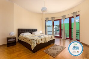 4 bedrooms, iron/ironing board, Internet, bed sheets