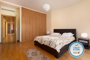 4 bedrooms, iron/ironing board, Internet, bed sheets - Villa with private pool, garden, terrace and sea views (Albufeira)
