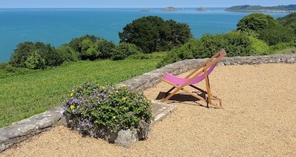 Maison unique, en pierre ,spectaculaire vue mer 180Âș sur la falaise