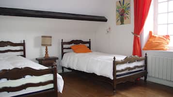 4 habitaciones, tabla de planchar con plancha, cuna de viaje y wifi