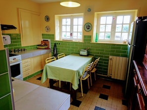 Fridge, microwave, oven, stovetop - Unique stone house with spectacular 180º sea view on the cliff  (Paimpol)