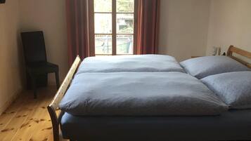 1 bedroom, travel cot, free WiFi, bed sheets