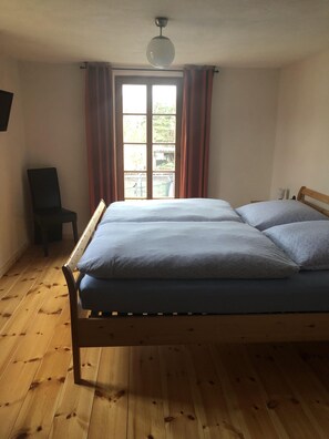 1 chambre, lit parapluie, Wi-Fi gratuit, draps fournis