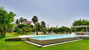 Piscina all'aperto, una piscina riscaldata