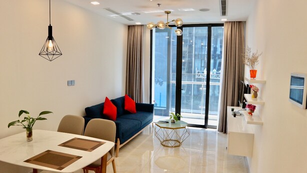 Escritorio, cortinas blackout y tabla de planchar con plancha 