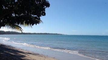 Ranta lähistöllä, aurinkotuoleja