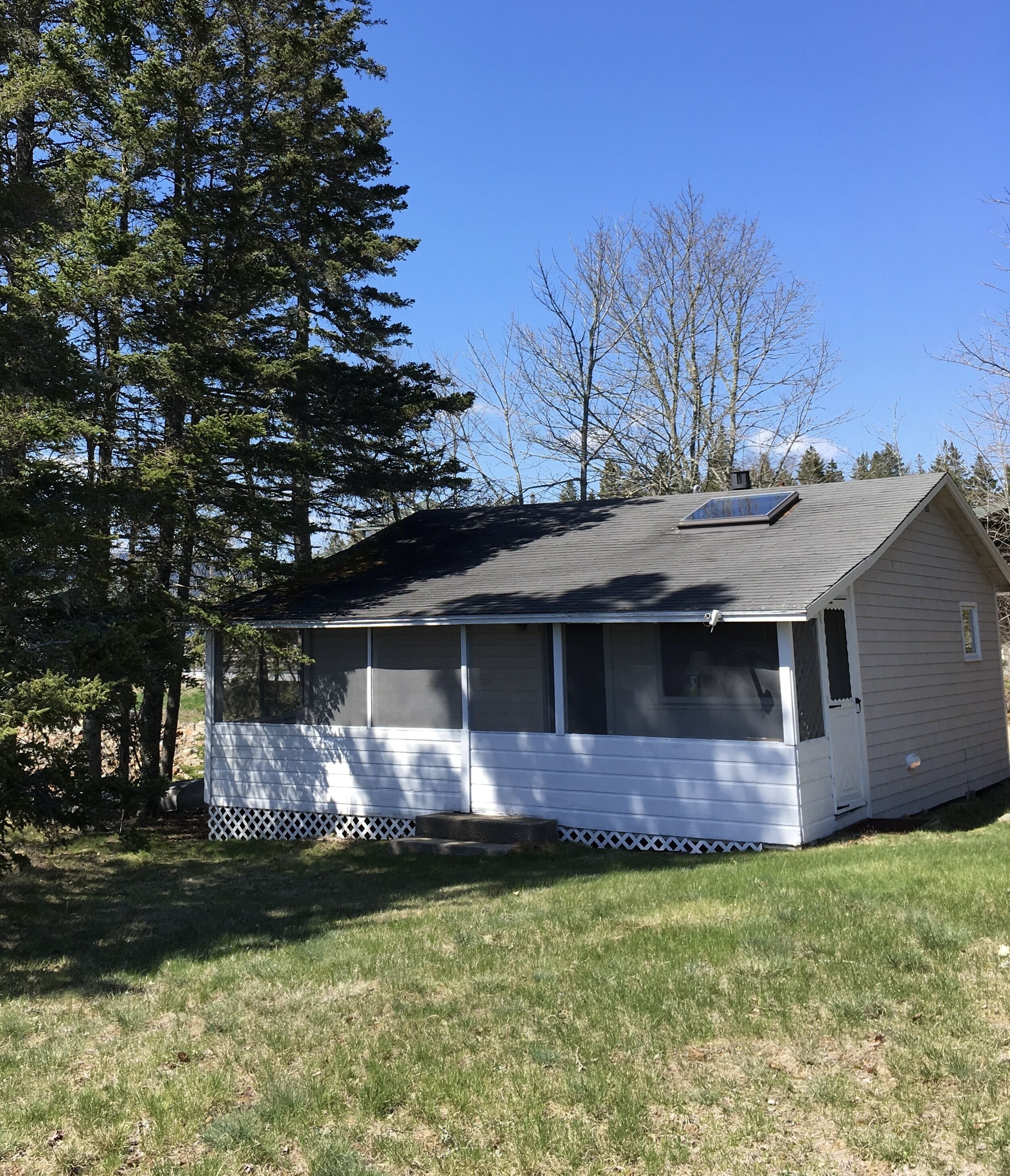 The Pine Cottage. Waterfront. Close to Acadia National Park. Quaint. Cozy. 