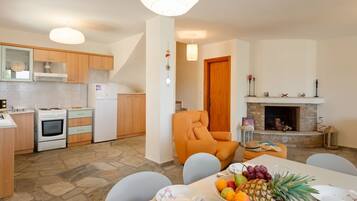 Villa, 3 habitaciones | Cocina privada | Frigorífico, microondas, horno y placa de cocina