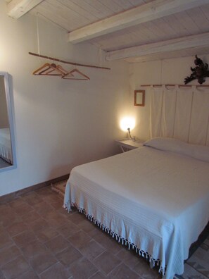 2 bedrooms, iron/ironing board, travel crib, free WiFi - Sarculla House (noto)
