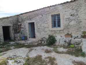 Exterior detail - Sarculla House (noto)