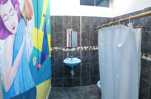 Shower, handuk, sabun, dan tisu toilet