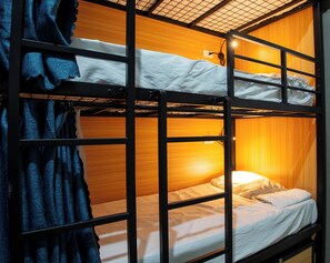 Phòng tập thể tiện nghi đơn giản | Màn/rèm cản sáng, bàn ủi/dụng cụ ủi quần áo 