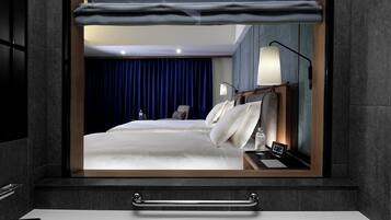 Hochwertige Bettwaren, kostenlose Minibar, Zimmersafe, Schreibtisch