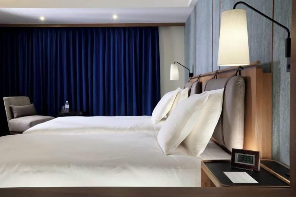 Premium bedding, free minibar, in-room safe, desk