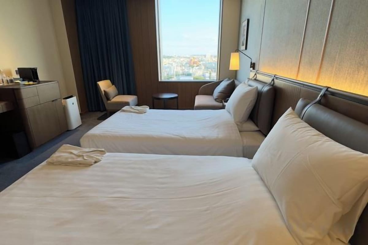 Premium bedding, free minibar, in-room safe, desk