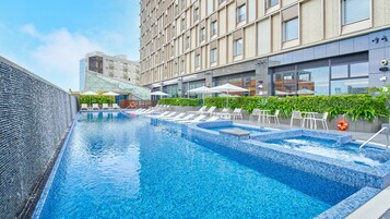 Piscina externa sazonal, funciona das 10h às 18h, guarda-sóis