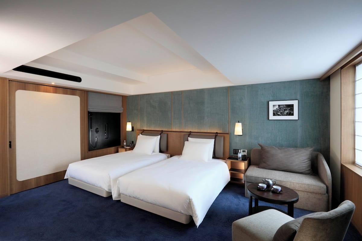 Hochwertige Bettwaren, kostenlose Minibar, Zimmersafe, Schreibtisch