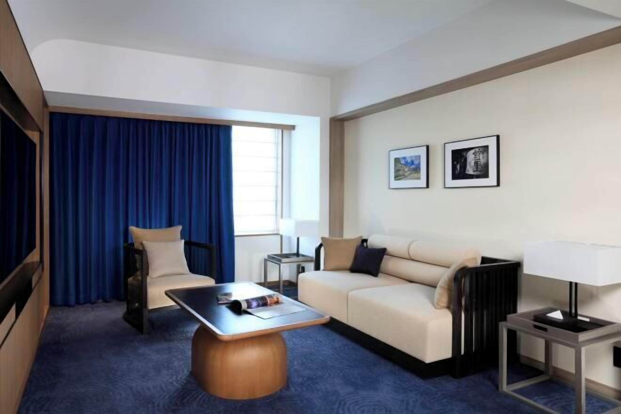 Wohnbereich | 60-Zoll-Flachbildfernseher mit Satellitenempfang, Fernseher