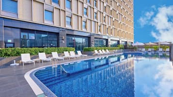 季節性室外泳池;10:00 至 18:00 開放;泳池傘、躺椅