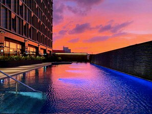 시즌별로 운영되는 야외 수영장, 10:00 ~ 18:00 오픈, 수영장 파라솔, 일광욕 의자