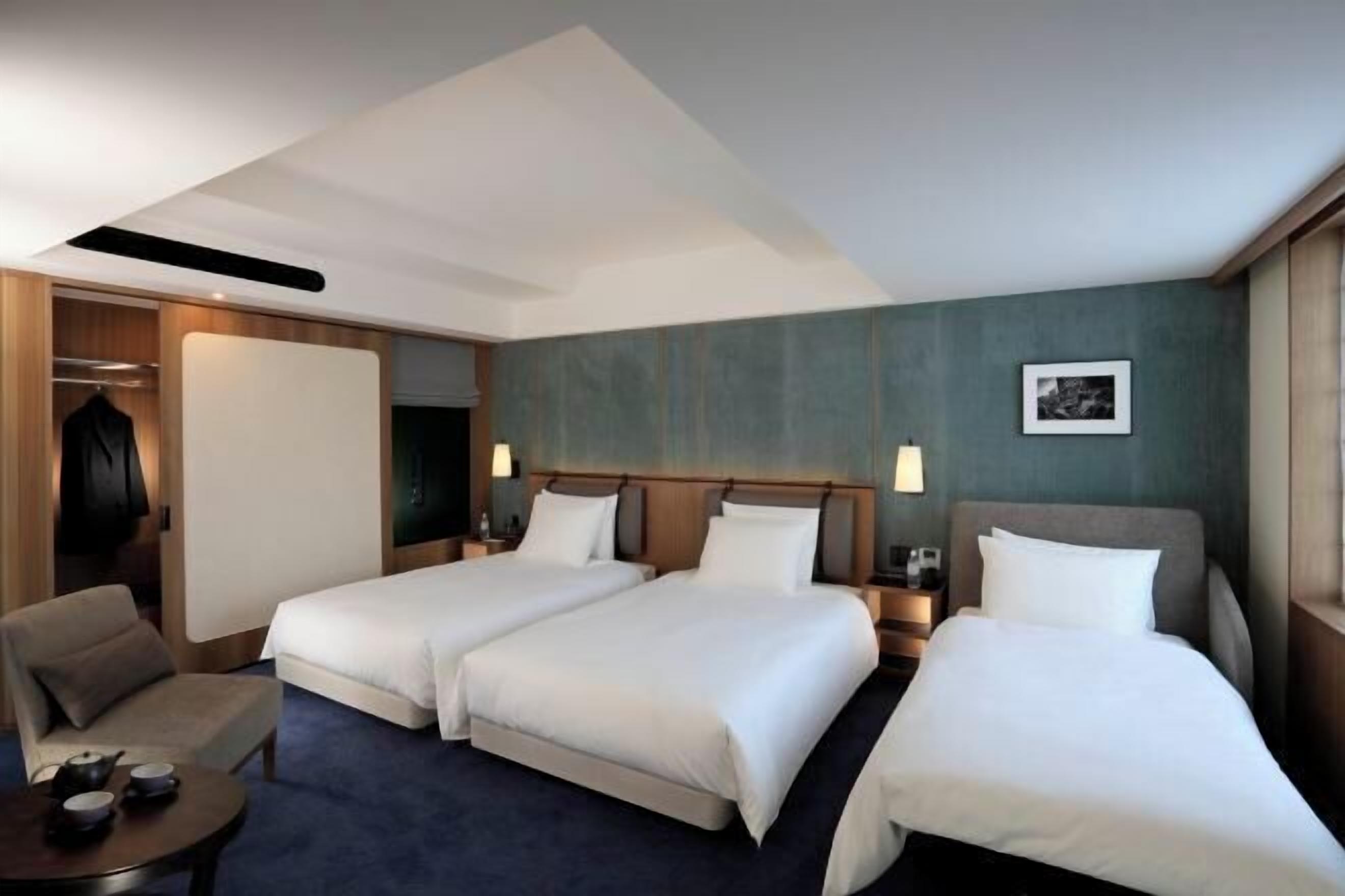 Hochwertige Bettwaren, kostenlose Minibar, Zimmersafe, Schreibtisch