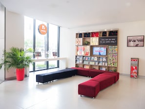 Lobby sitting area - Red Planet BGC The Fort (Taguig)