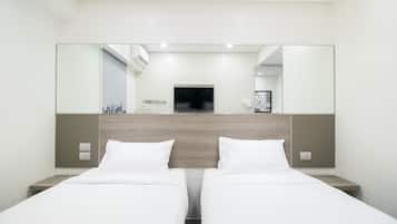 Ropa de cama de alta calidad y caja de seguridad en la habitación