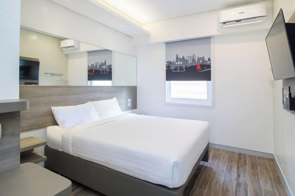 Premium bedding, in-room safe, desk, laptop workspace