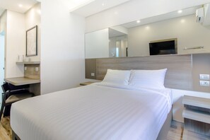 Premium bedding, in-room safe, desk, laptop workspace - Red Planet BGC The Fort (Taguig)