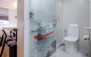 Shower, free toiletries, hair dryer, towels - Red Planet BGC The Fort (Taguig)