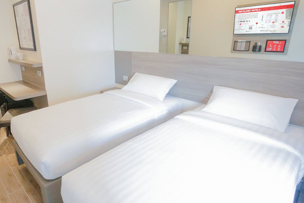 City-Zweibettzimmer | Hochwertige Bettwaren, Zimmersafe, Schreibtisch