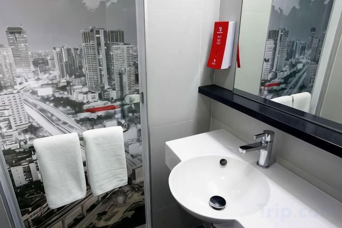 Chuveiro, secador de cabelo, bidê, toalhas de banho