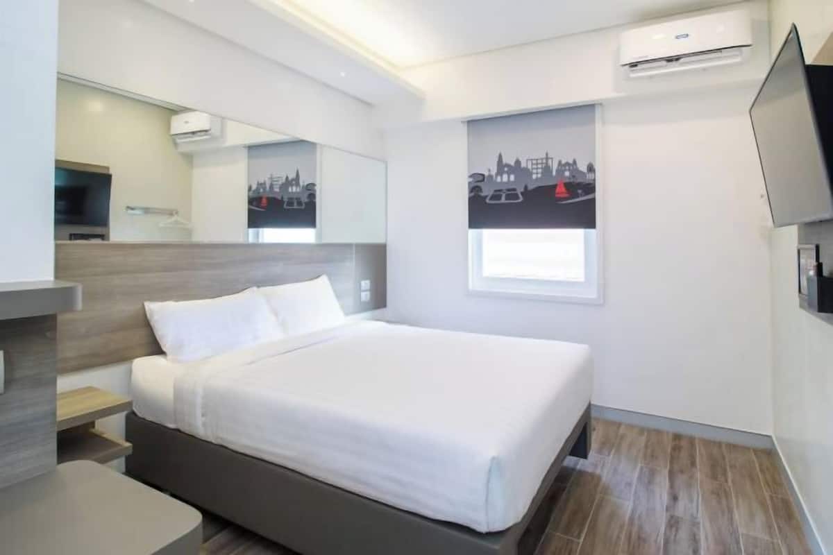 1 bedroom, in-room safe, desk, free WiFi