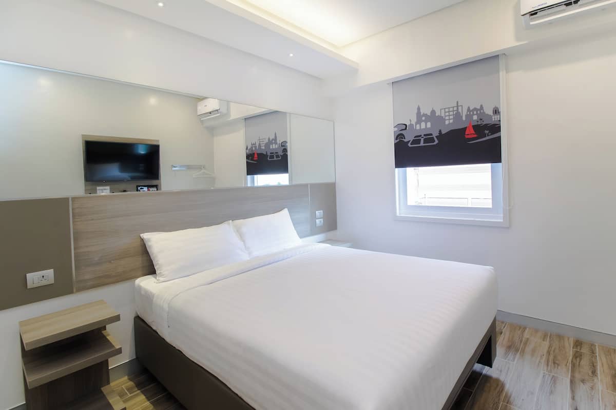 Ropa de cama de alta calidad y caja de seguridad en la habitación