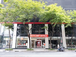 Ein modernes Gebäude mit einem Schild für Red Planet Hotels.
