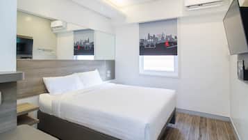 Ropa de cama de alta calidad y caja de seguridad en la habitación