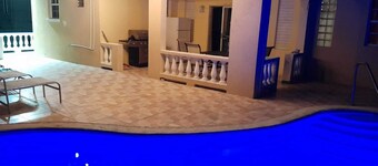 Welcome to Canewood Manor. <br>Host:  Candi and Glen. <br>