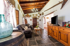 TV - Charming Finca Las Dulces: Organic Farm Stay with Pool amp; Sea View in S (Guía de Isora)