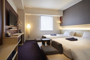 高级双床房 | 羽绒被、客房内保险箱、办公桌、笔记本电脑工作区