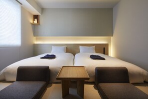 Habitación superior con 2 camas individuales | Edredón, caja de seguridad en la habitación y escritorio
