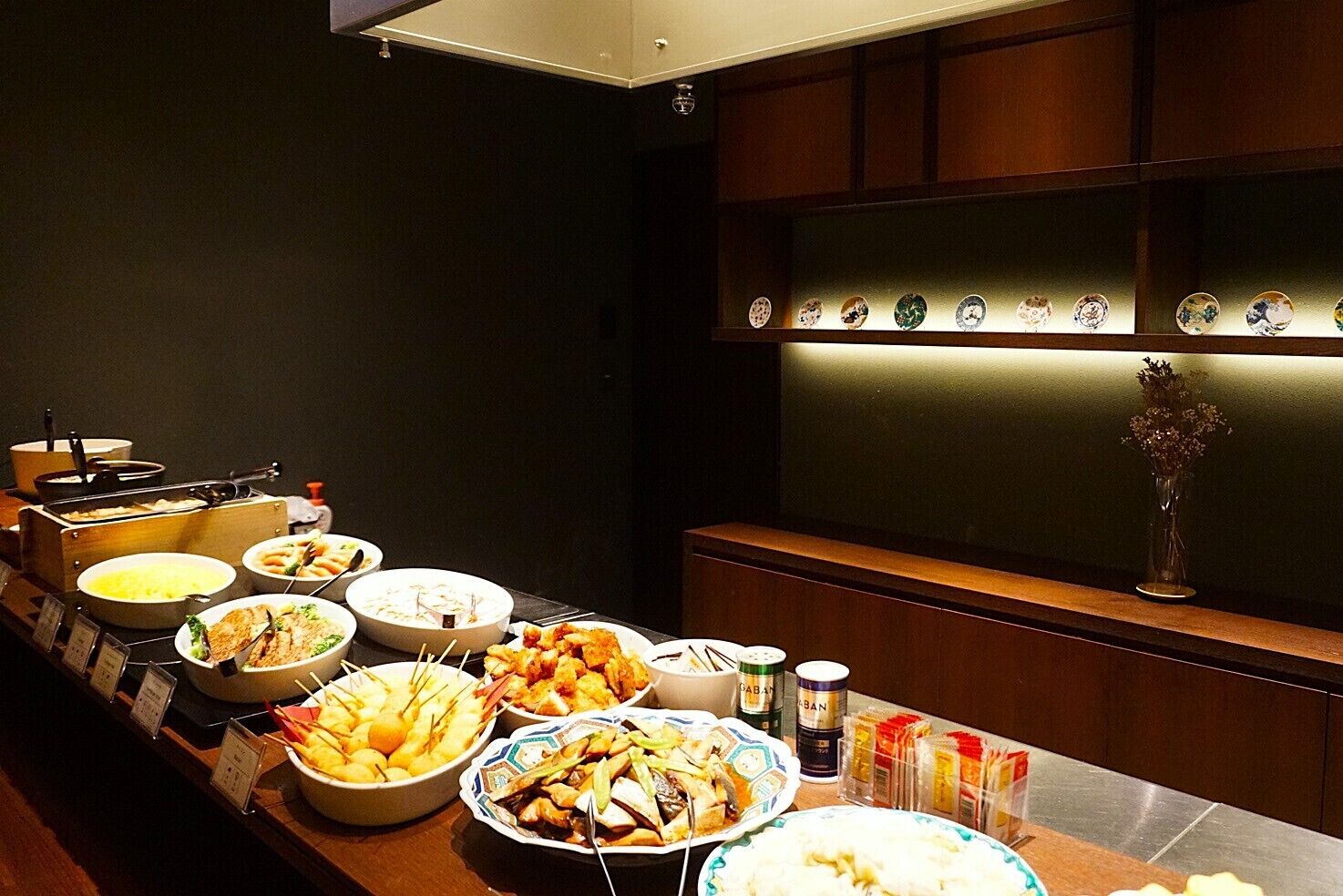 daily buffet breakfast (jpy 2000 per person)