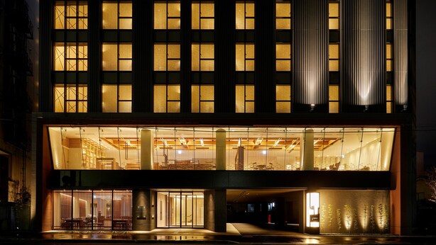 Un edificio moderno con ventanas amplias y un interior espacioso.