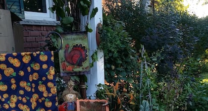 MERLOT SUNSET-SIMPLE room for SOLO TRAVELLER or for 2 Adults, passing thru