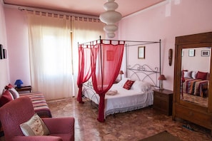 3 bedrooms, iron/ironing board, travel cot, free WiFi