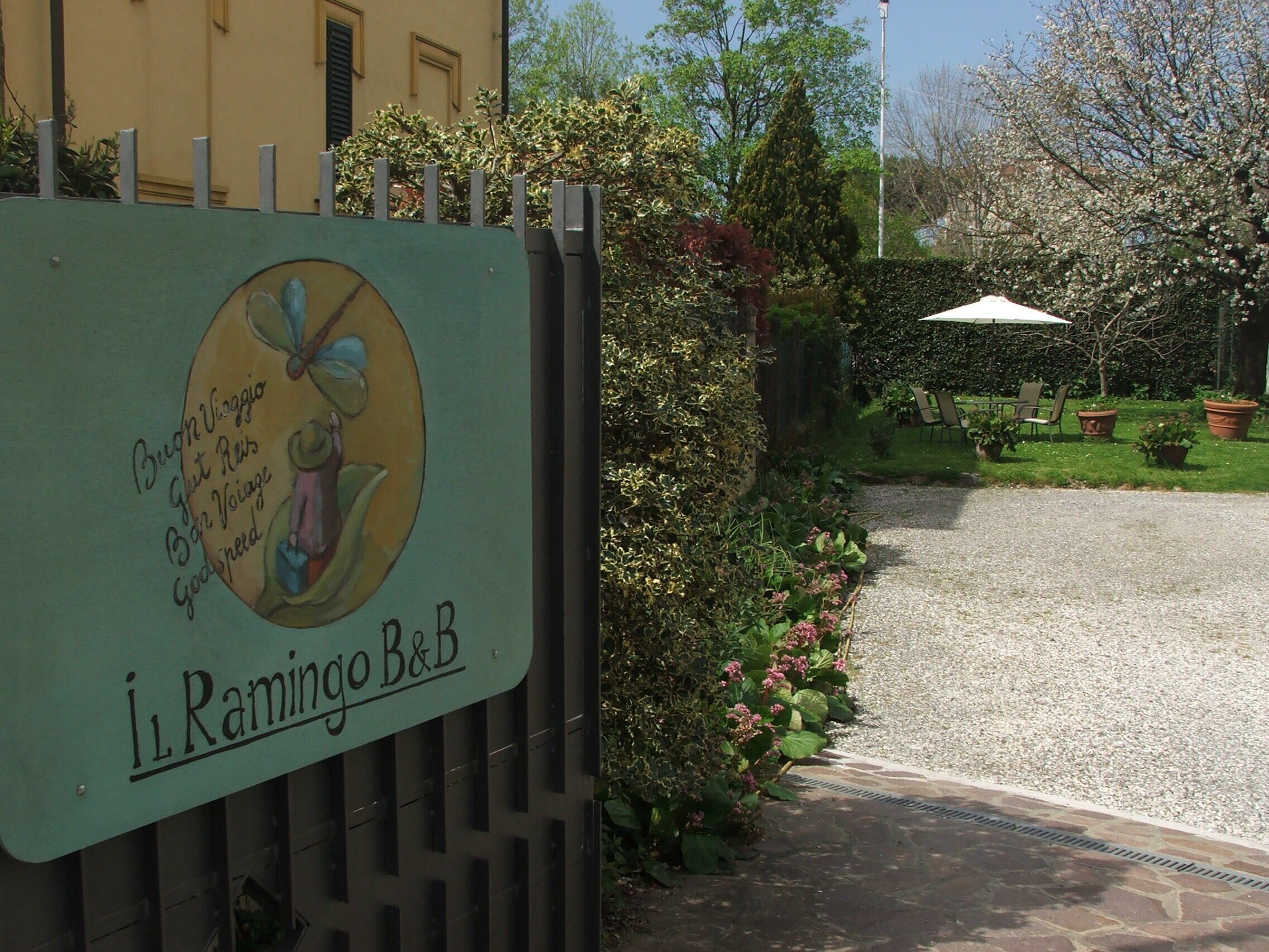 Une enseigne pour le «i. Ramingo B&B», avec un logo représentant un oiseau et du texte.