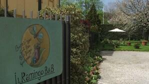 A sign for 'i. Ramingo B&B' with a logo featuring a bird and text.