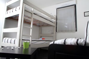 2 chambres, bureau, fer et planche à repasser, lit de bébé portatif