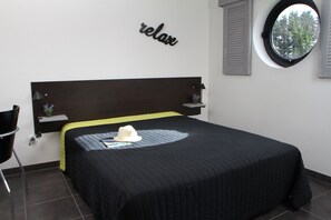 2 habitaciones, escritorio y tabla de planchar con plancha 