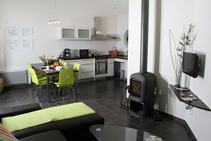 Televisión de pantalla plana y chimenea 