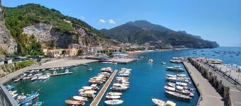 Levante - charming apartment with sea-view terrace, fits up to 7 guests